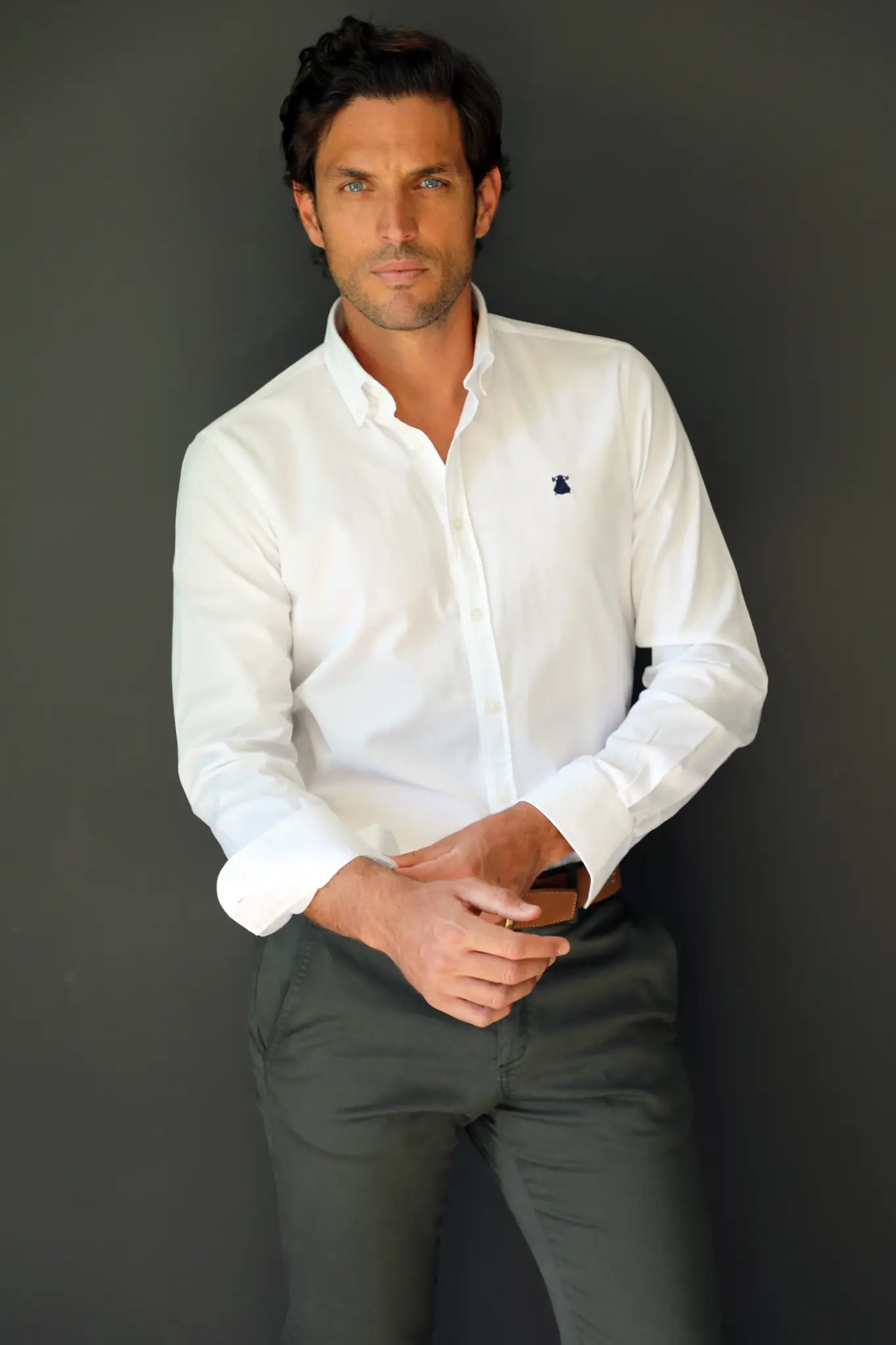 Camisa Hombre Sarga Blanca Cuello Botón Capote Azul